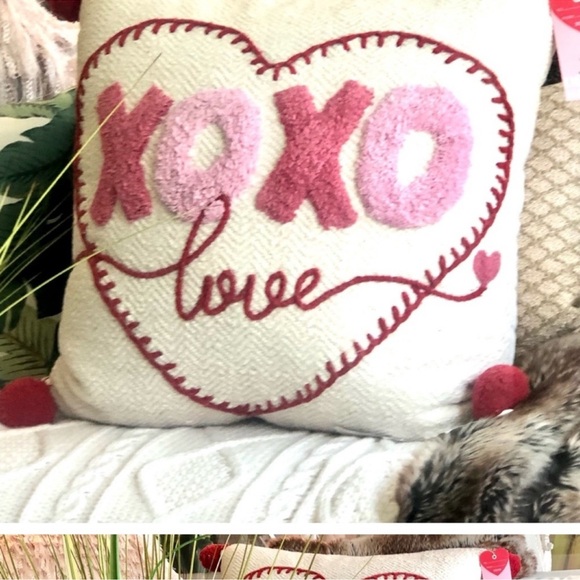 NWT! Large Overstuffed 💘Valentine’s Day XOXO Love Pillow - Picture 1 of 7